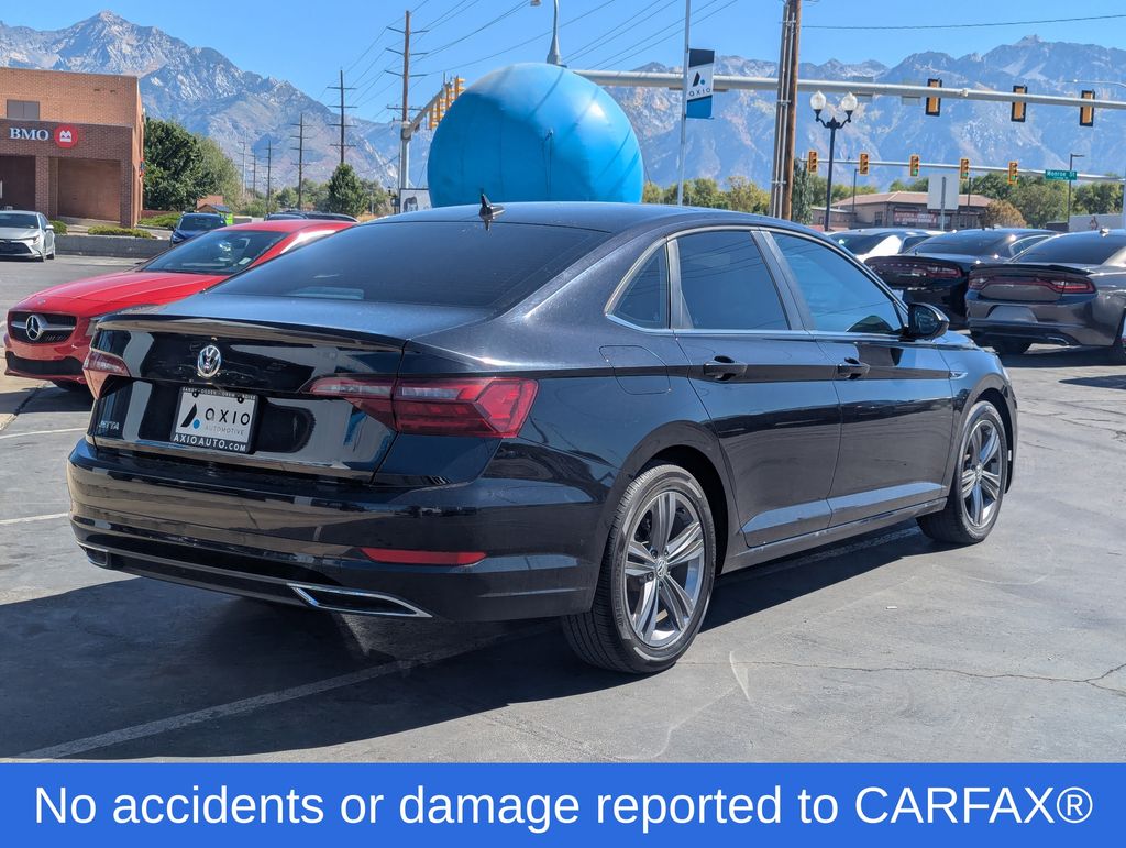 2020 Volkswagen Jetta SE R-Line photo 2