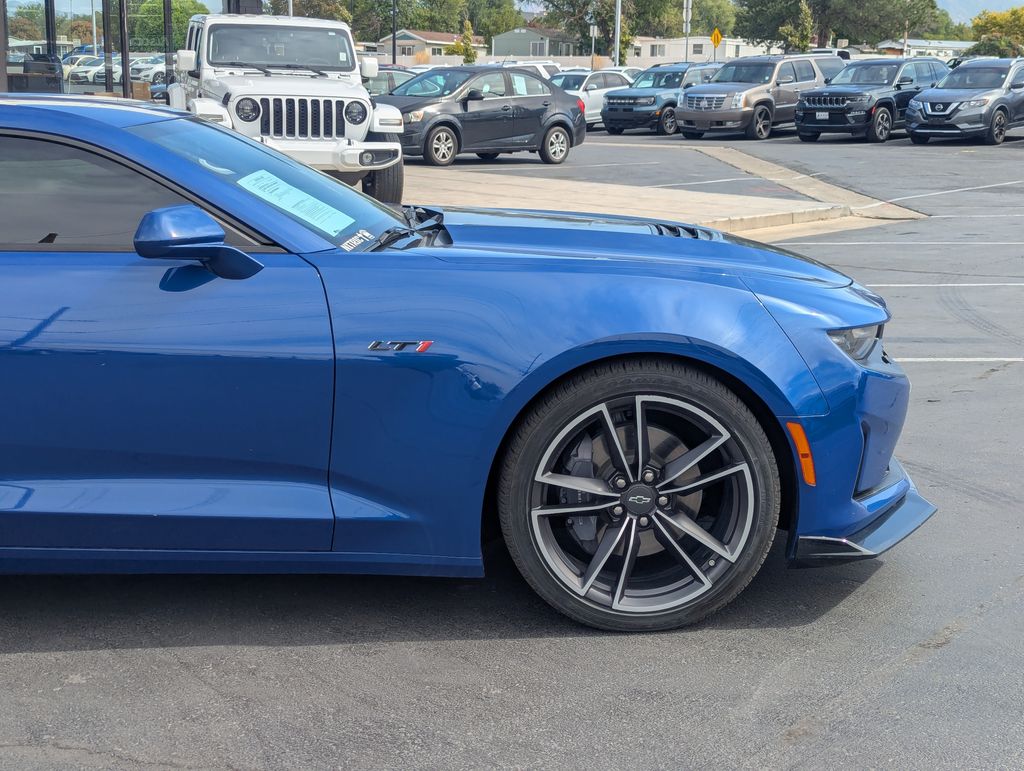 2021 Chevrolet Camaro LT1 photo 2
