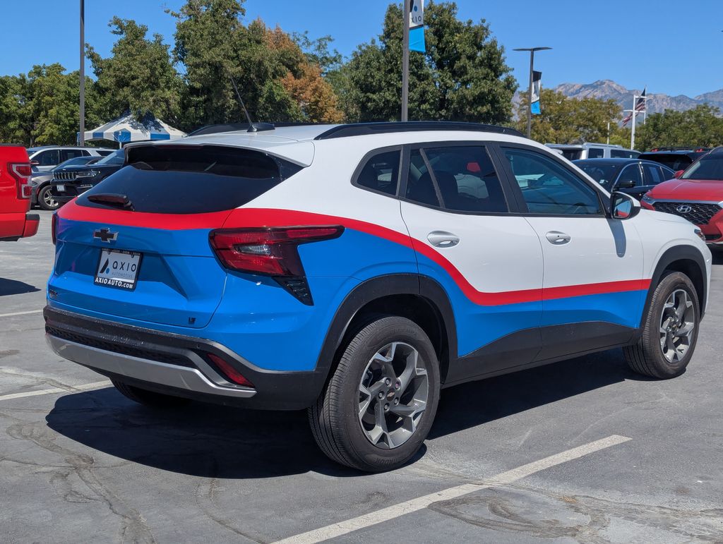 2024 Chevrolet Trax LT photo 2