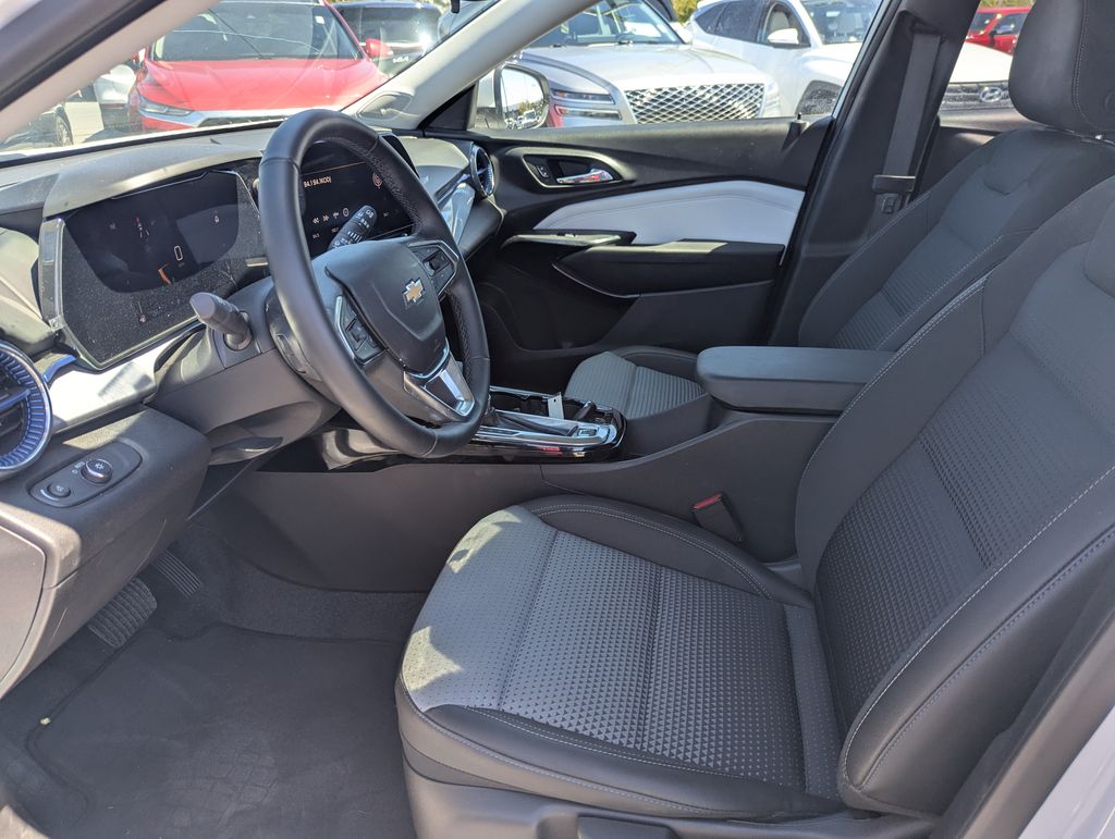 2024 Chevrolet Trax LT - Photo 28