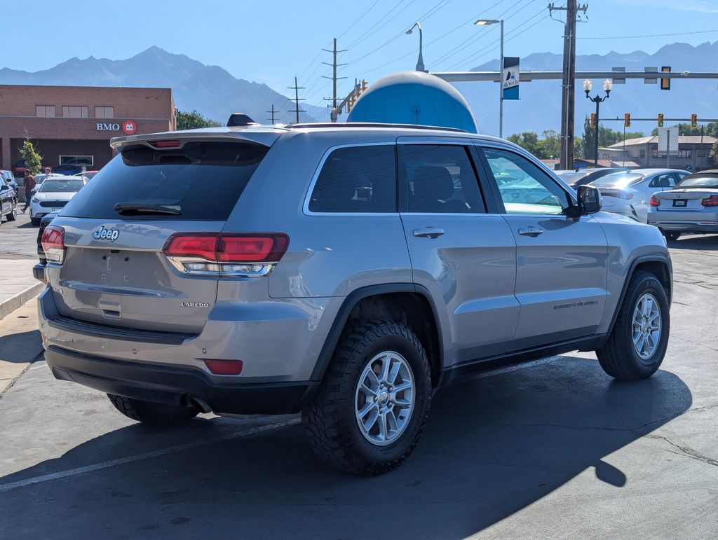 2020 Jeep Grand Cherokee Laredo photo 2