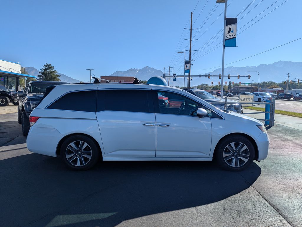 2016 Honda Odyssey Touring photo 2