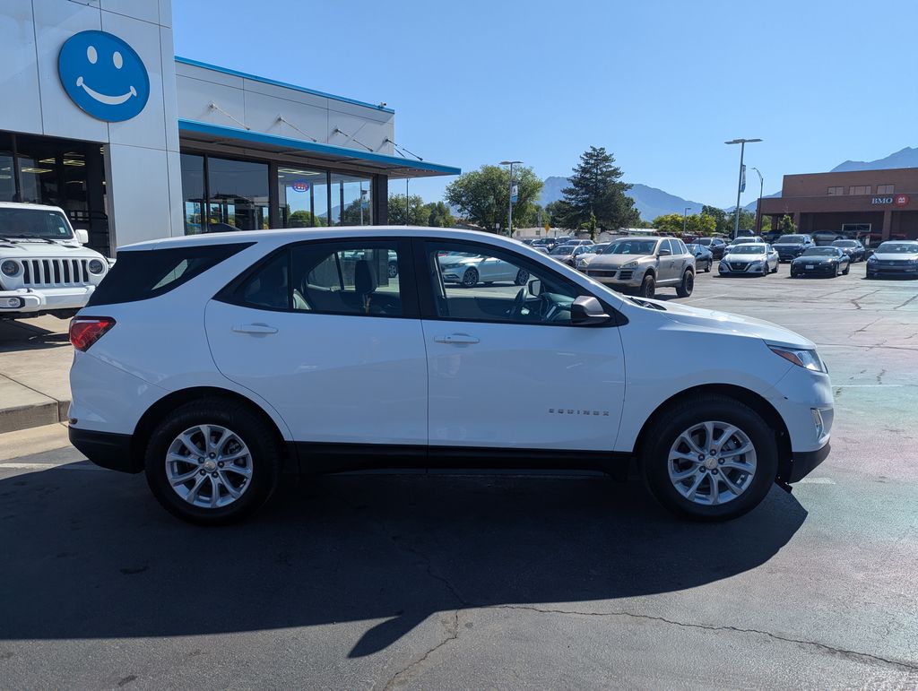 2021 Chevrolet Equinox LS photo 2