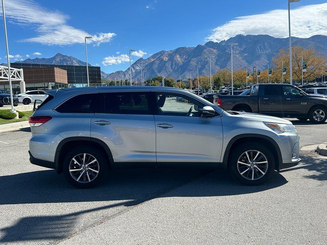 2019 Toyota Highlander SE XLE photo 2