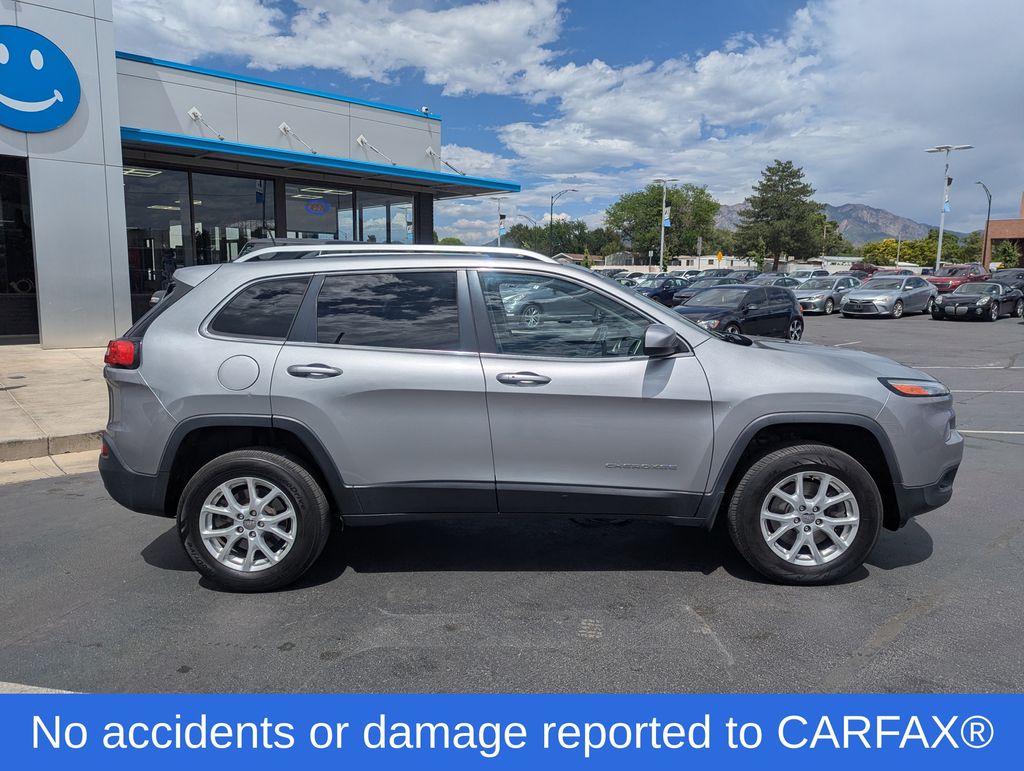 2016 Jeep Cherokee Latitude photo 2