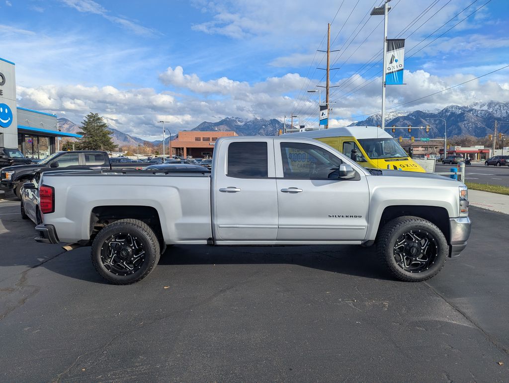 2019 Chevrolet Silverado 1500 LT photo 2