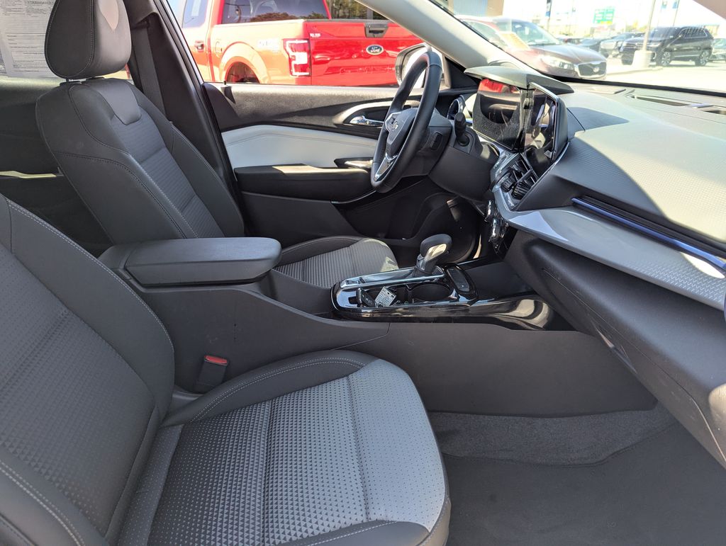 2024 Chevrolet Trax LT - Photo 36