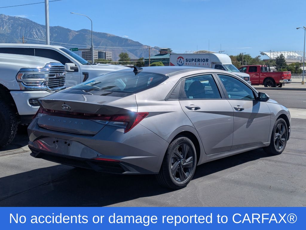 2023 Hyundai Elantra SEL photo 3