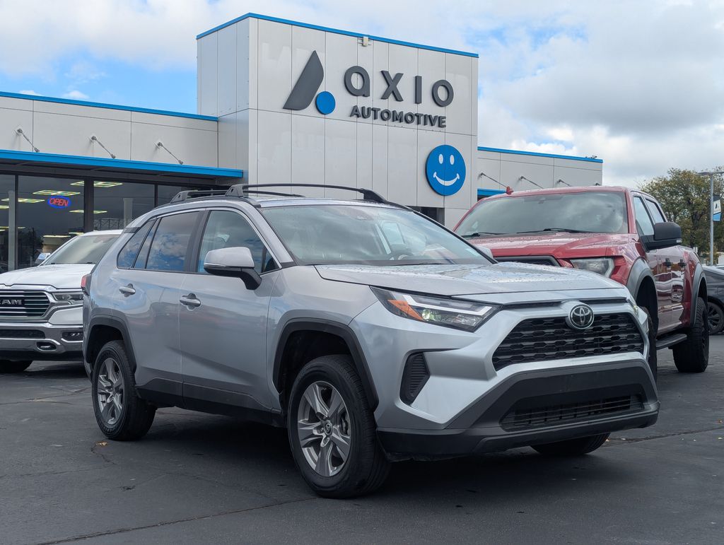 2024 Toyota RAV4 XLE's photo