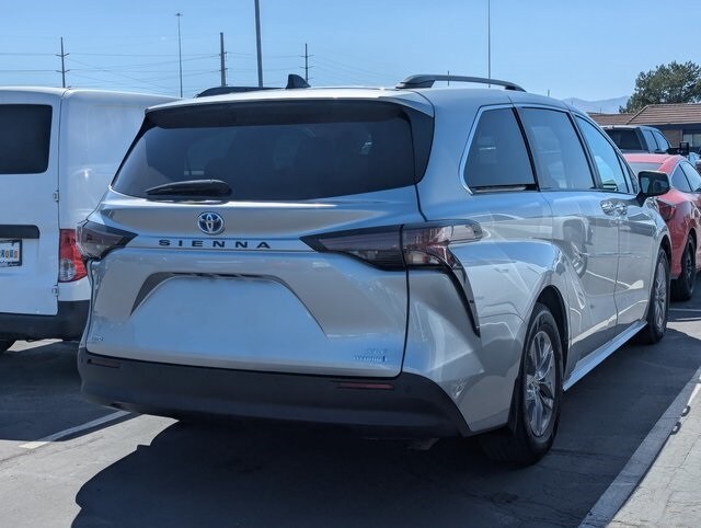 2023 Toyota Sienna XLE photo 2