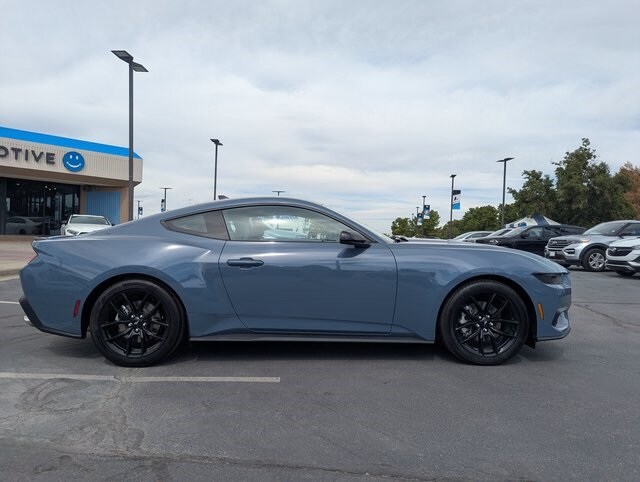 2025 Ford Mustang EcoBoost photo 3
