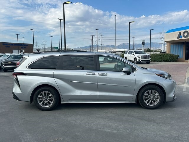 2023 Toyota Sienna XLE photo 2