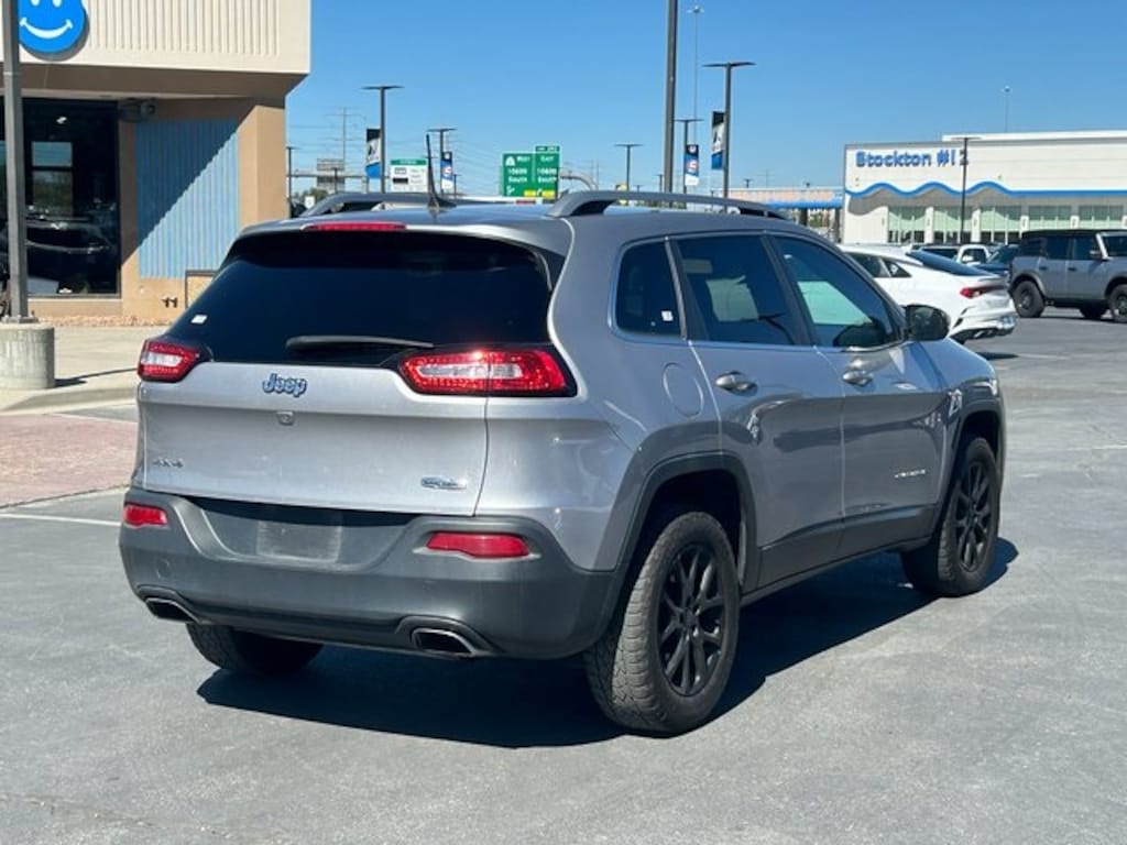 Used 2018 Jeep Cherokee Latitude 4x4 SUV