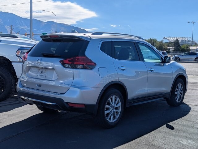 2017 Nissan Rogue SV photo 3