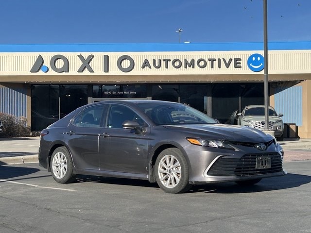 2024 Toyota Camry LE's photo