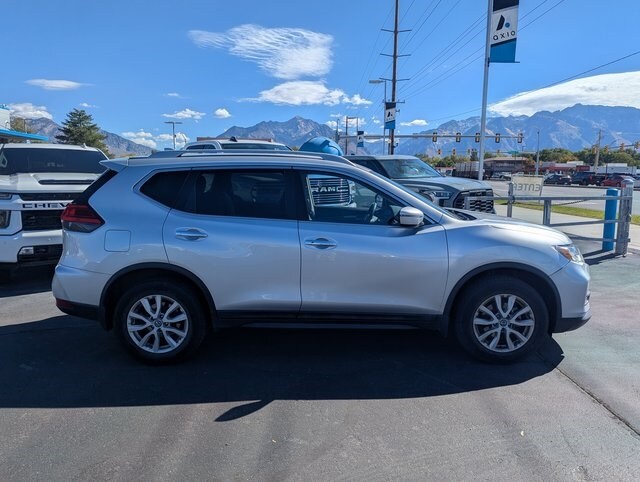 2017 Nissan Rogue SV photo 2