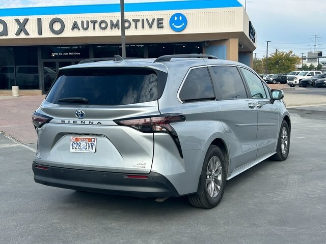 2023 Toyota Sienna XLE photo 3