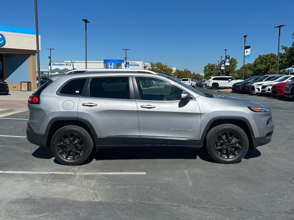 Used 2018 Jeep Cherokee Latitude 4x4 SUV