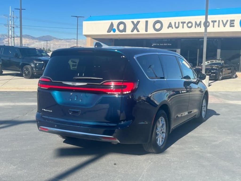 Used 2025 Chrysler Pacifica Select Van Passenger Van