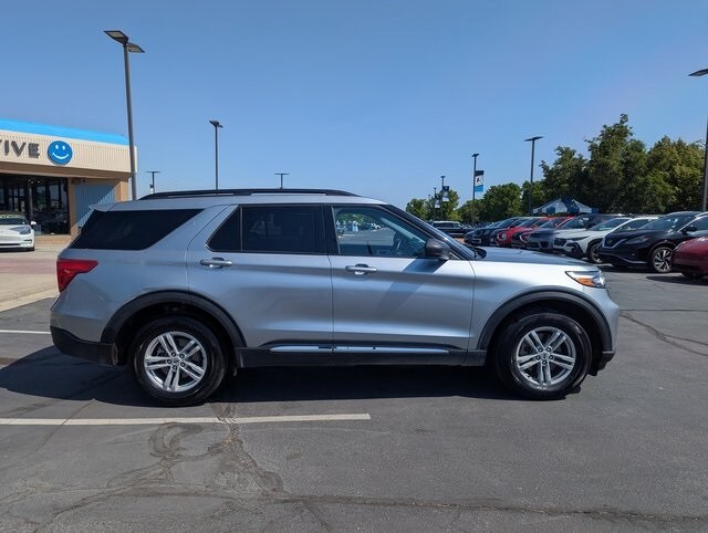 2024 Ford Explorer XLT photo 2