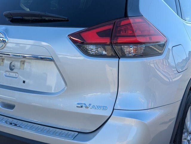 2017 Nissan Rogue SV photo 4