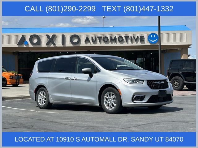 2023 Chrysler Pacifica Touring L's photo