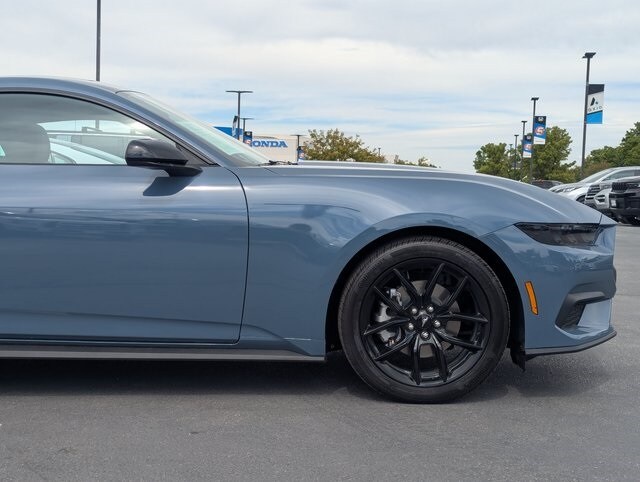 2025 Ford Mustang EcoBoost photo 2