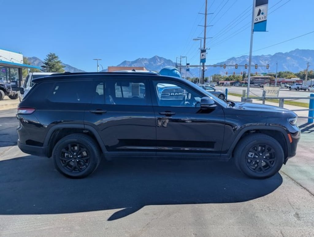 Used 2024 Jeep Grand Cherokee L Laredo SUV
