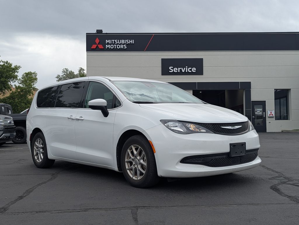2023 Chrysler Voyager LX's photo