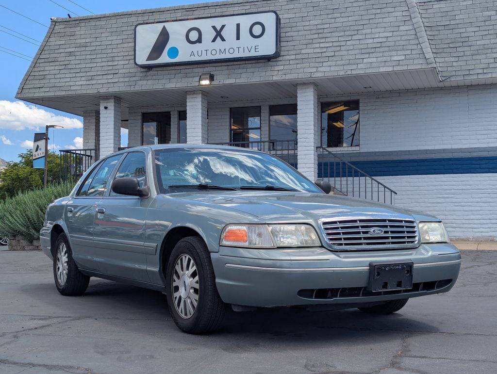 2005 Ford Crown Victoria LX's photo