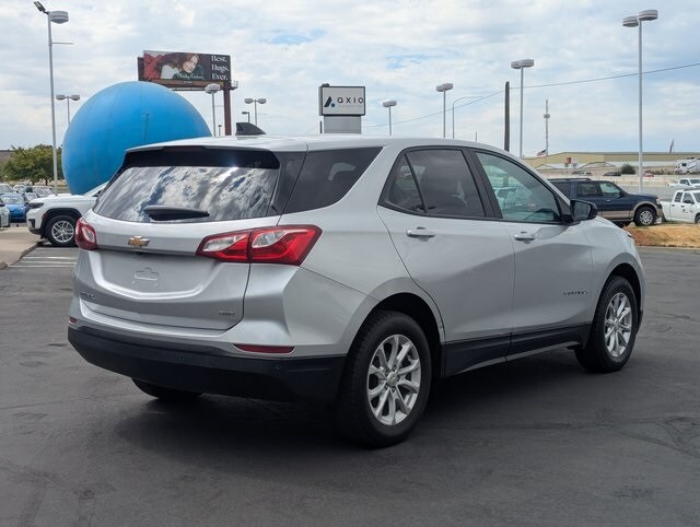 2021 Chevrolet Equinox LS photo 2