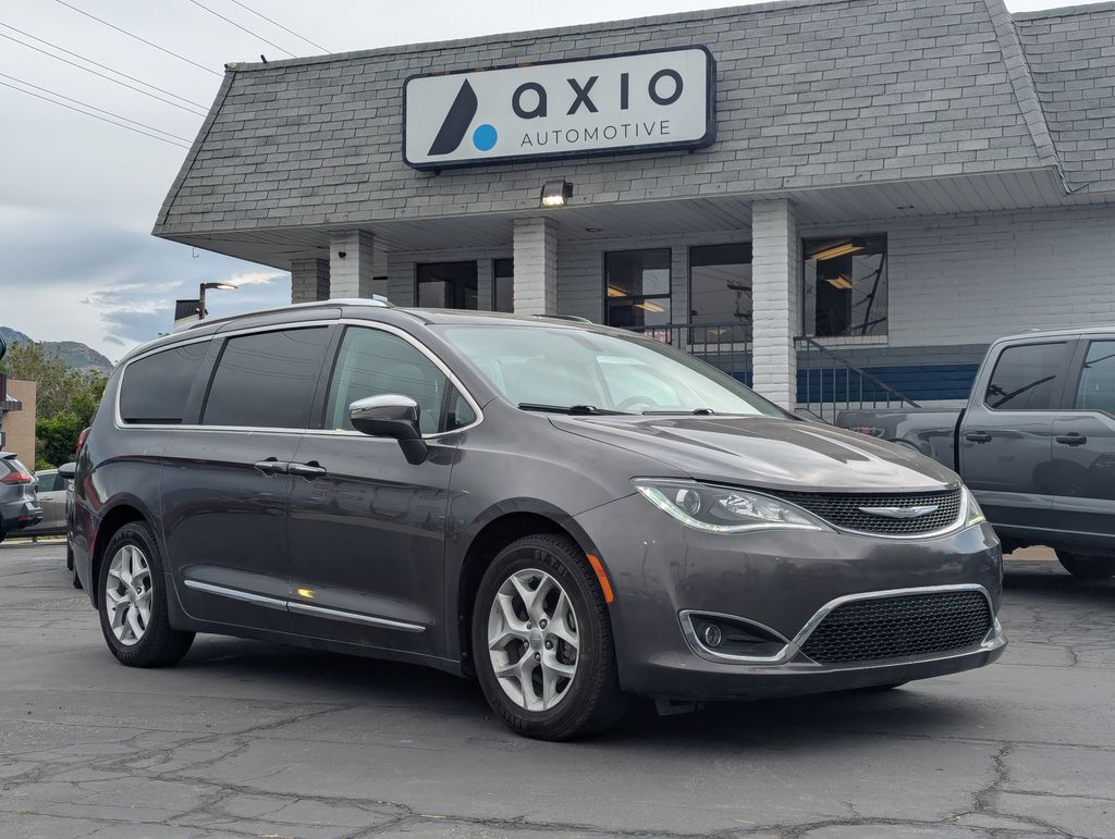 2020 Chrysler Pacifica Limited's photo
