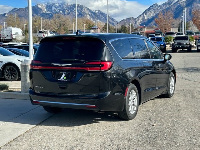 2023 Chrysler Pacifica Touring L photo 3
