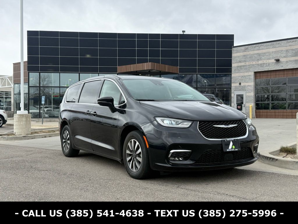 2022 Chrysler Pacifica Hybrid Touring L Hybrid's photo