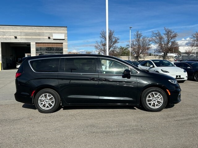 2023 Chrysler Pacifica Touring L photo 2