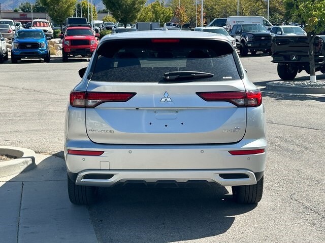2023 Mitsubishi Outlander PHEV SE photo 3