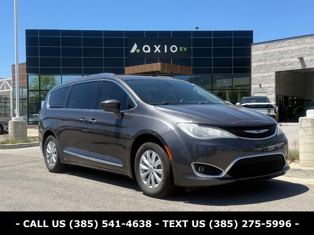 2018 Chrysler Pacifica Touring L's photo
