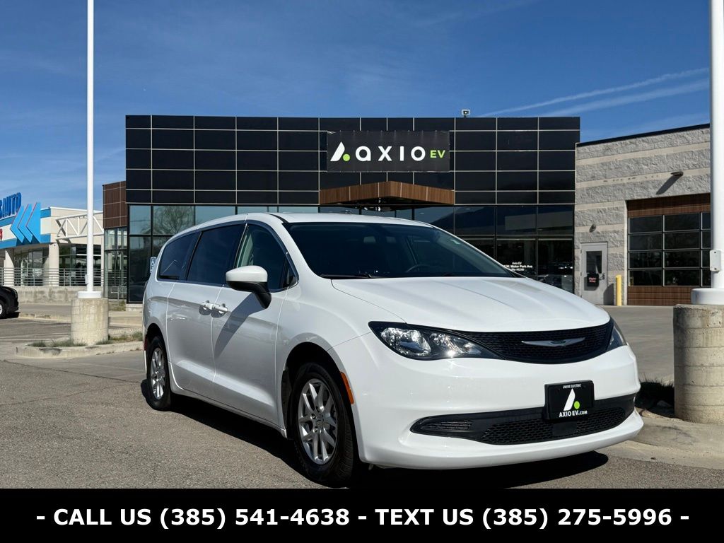 2022 Chrysler Voyager LX's photo