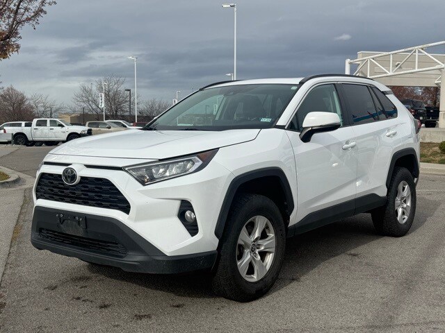 2021 Toyota RAV4 XLE photo 2