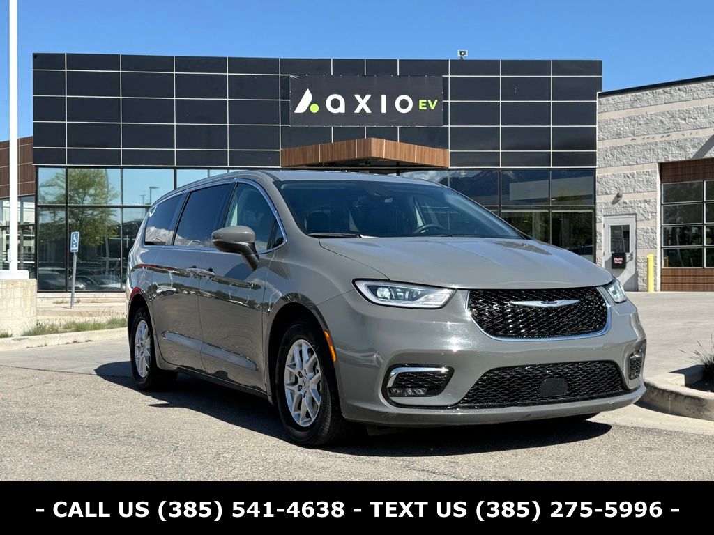 2023 Chrysler Pacifica Touring L's photo
