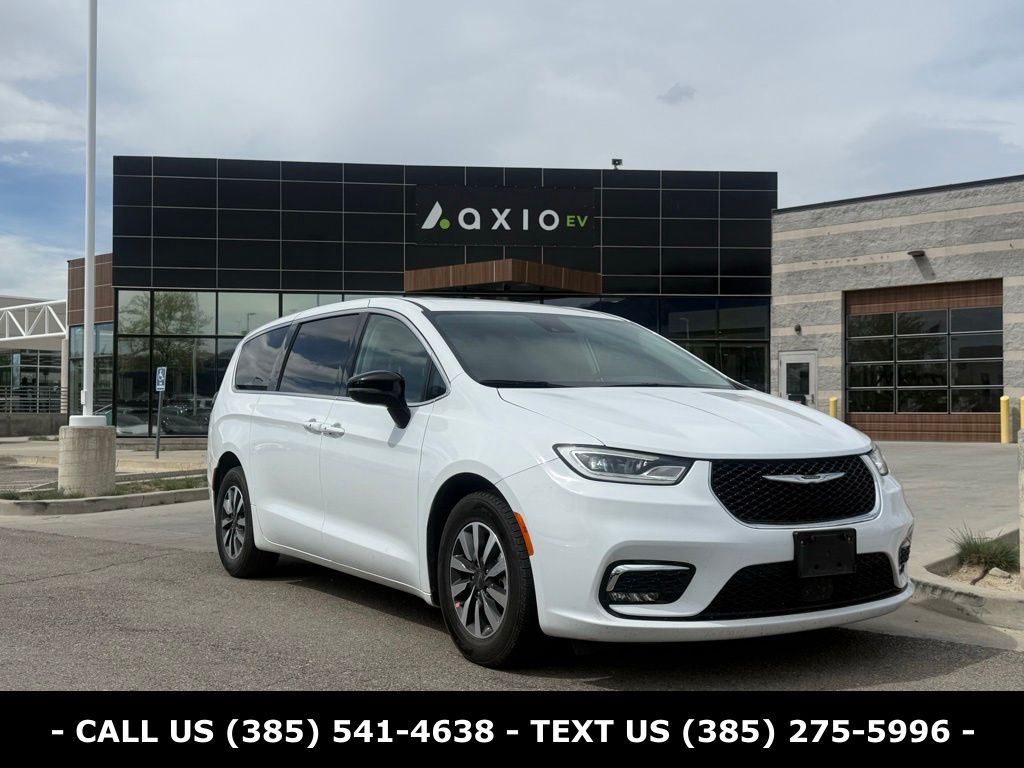 2024 Chrysler Pacifica Hybrid Select PHEV's photo