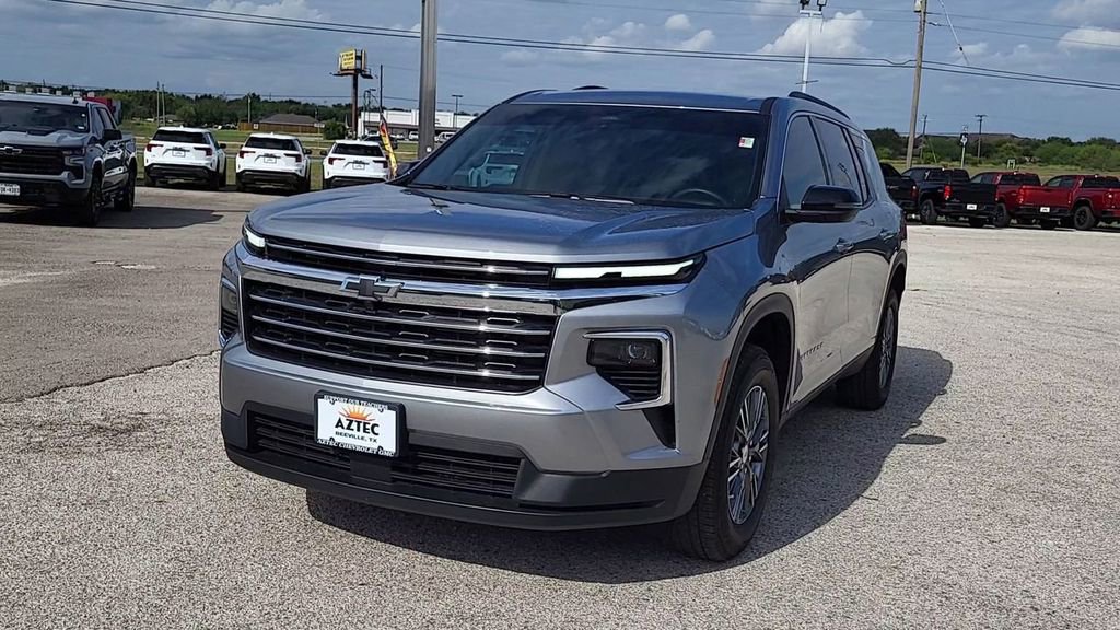 2025 Chevrolet Traverse photo 2