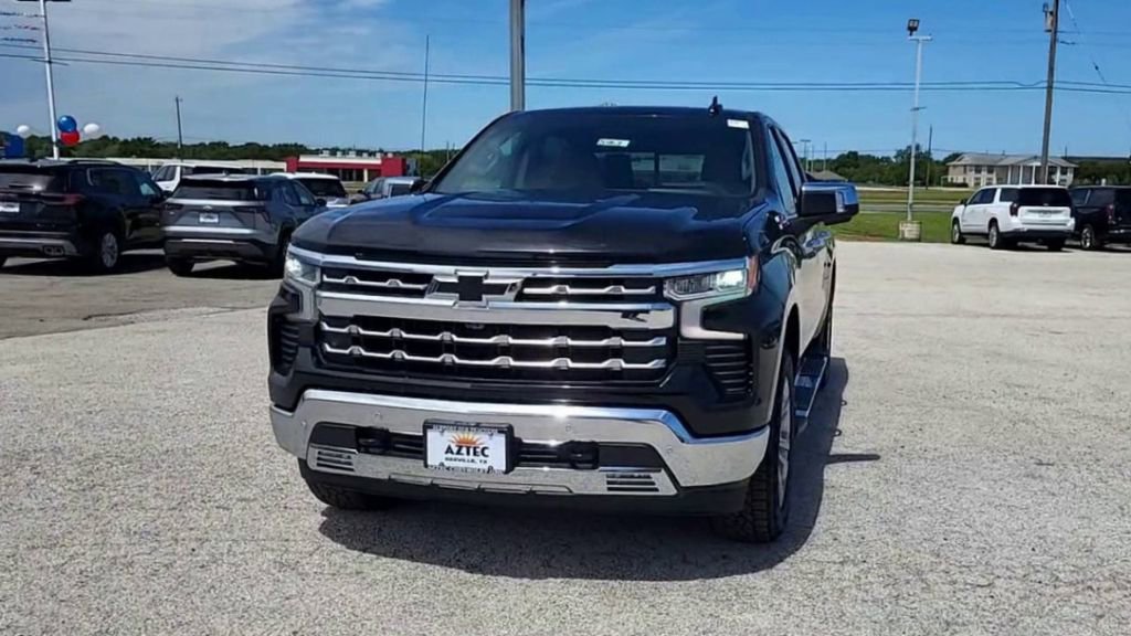 2025 Chevrolet Silverado 1500 LTZ photo 3