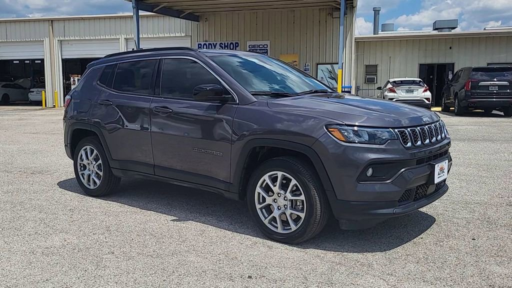 2024 Jeep Compass Latitude Lux photo 2