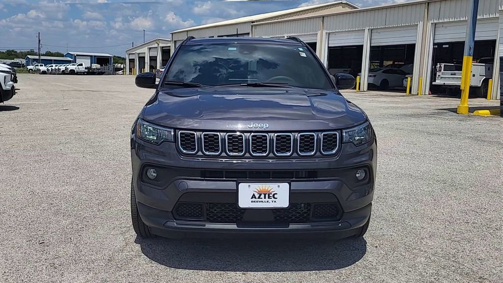 2024 Jeep Compass Latitude Lux photo 3