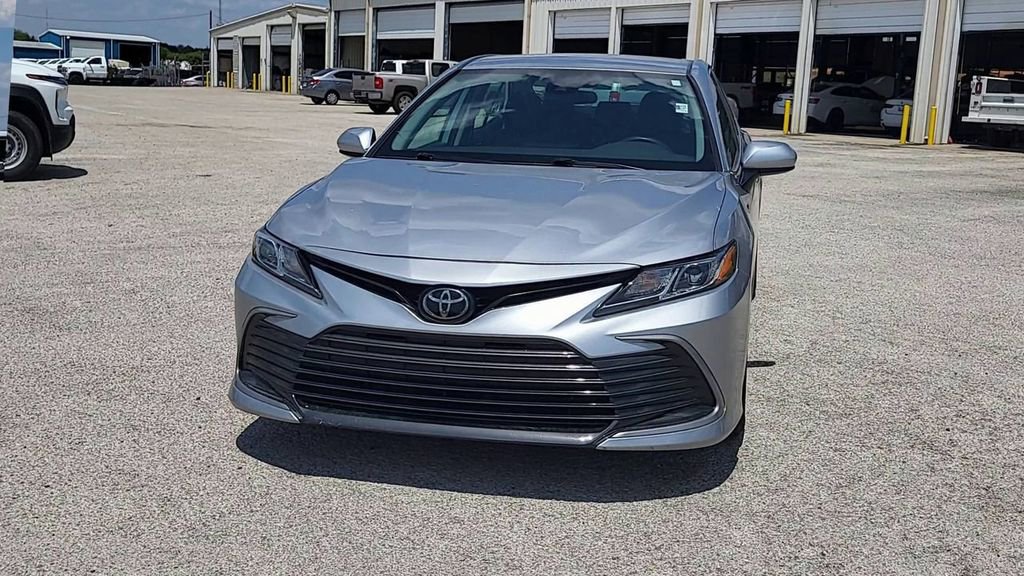 2023 Toyota Camry LE photo 3