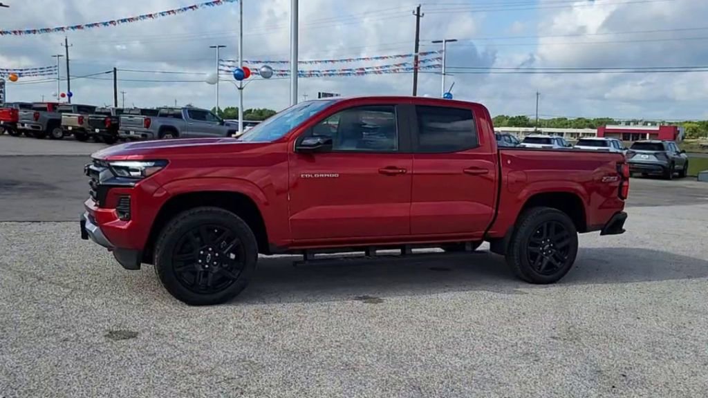 2025 Chevrolet Colorado Z71 photo 3