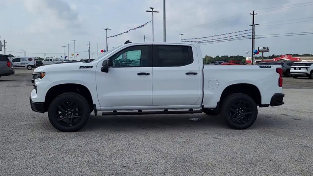 2025 Chevrolet Silverado 1500 LT Trail Boss photo 3