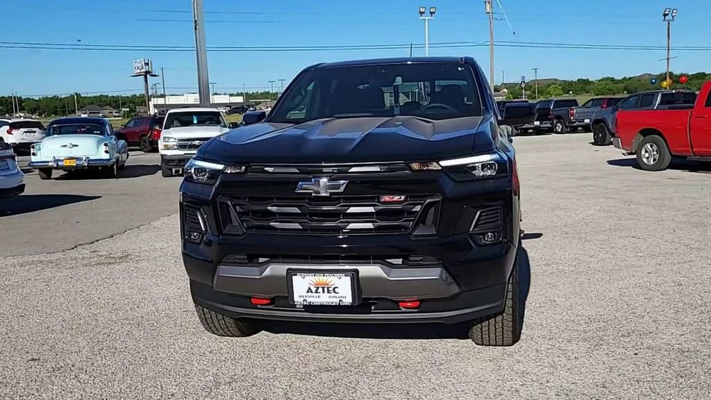 2024 Chevrolet Colorado Z71 photo 2
