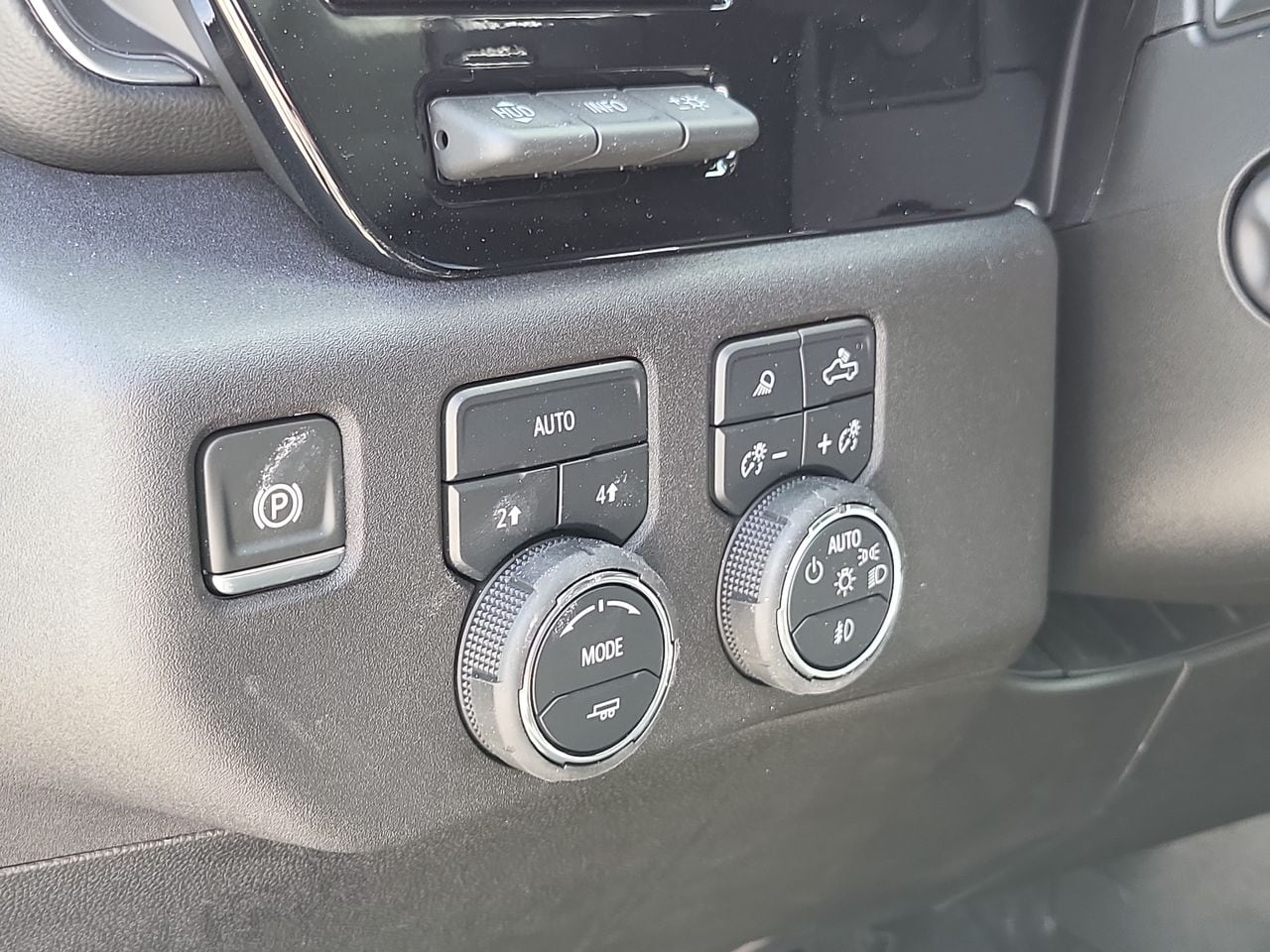 2025 Chevrolet Silverado 1500 LTZ - Photo 38